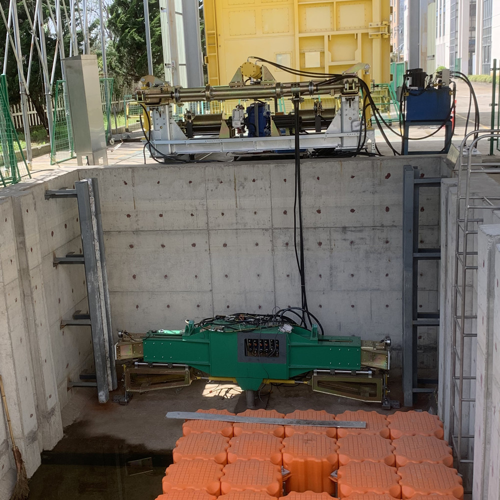 Máquina de inspección y limpieza de compuertas de agua en planta de energía
